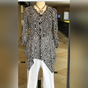 CAMILLE & CO. women's M blouse blac & white pattern - Vneck.
